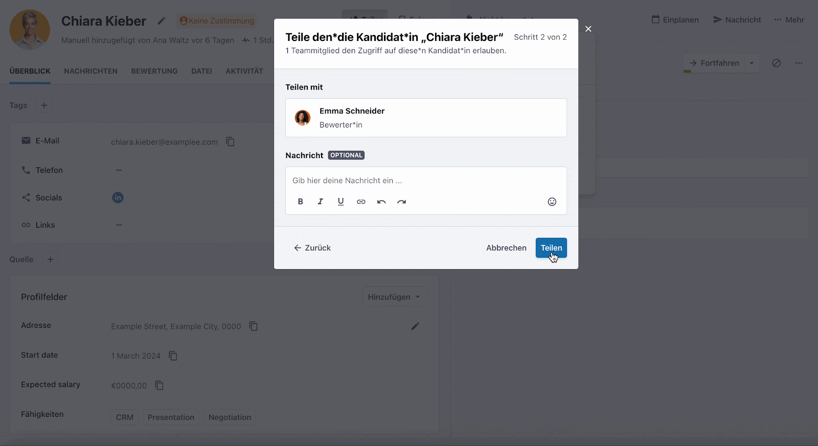 Folge von Screenshots, die zeigen, wie ein Bewerberprofil in Recruitee mit einem Teammitglied geteilt wird.